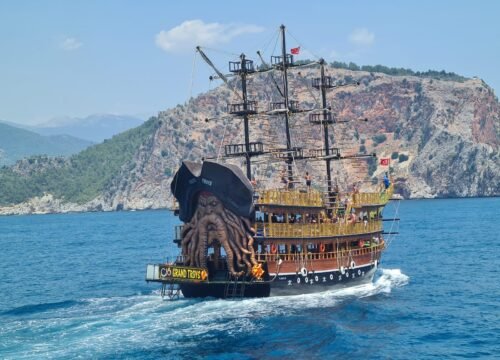 Alanya: Rejs statkiem pirackim z lunchem i napojami