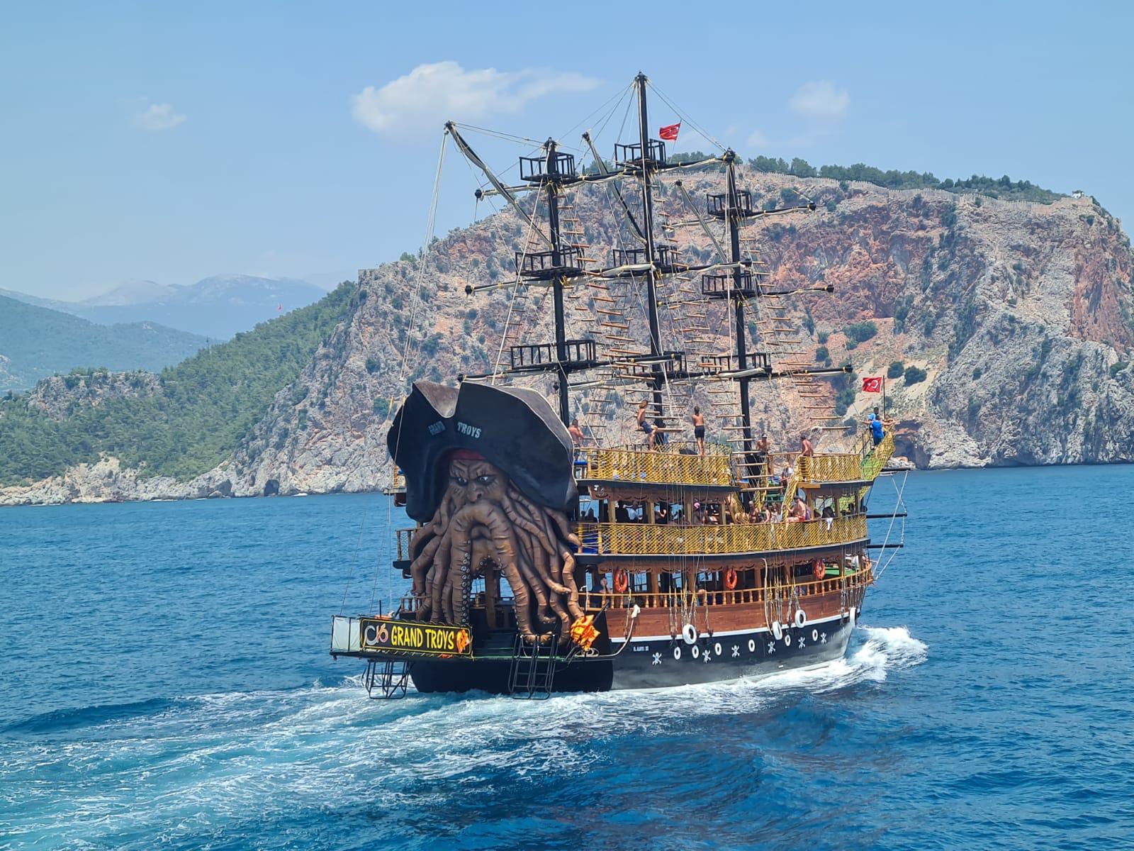 Alanya Pirate Boat Trip with Lunch and Drinks